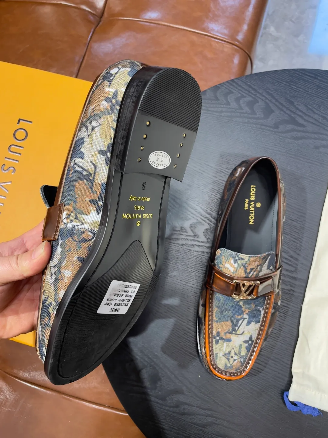 [LV] Leather shoes - High-end quality - Upper: 🔝Tumbled cowhide, Nappa cowhide, brand logo sewn on the shoe body - Inner: cowhide, foot pad; water-dyed cowhide - Outsole: T men's shoes 💰R·Rubber foam; two-color molded outsole -Super high quality control·Fine workmanship: highlighted (high-end·luxury·grade) -Size: 38-44 (45 can be customized)